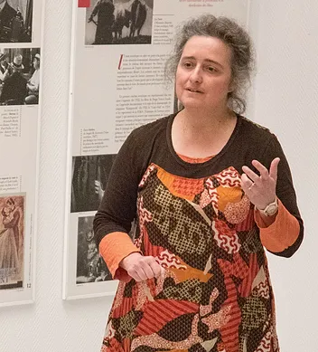Anne en spectacle, main levée pour ponctuer un récit